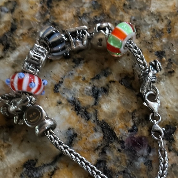 Rare & Retired Pieces.Beautiful bracelet with special charms. - Picture 11 of 16